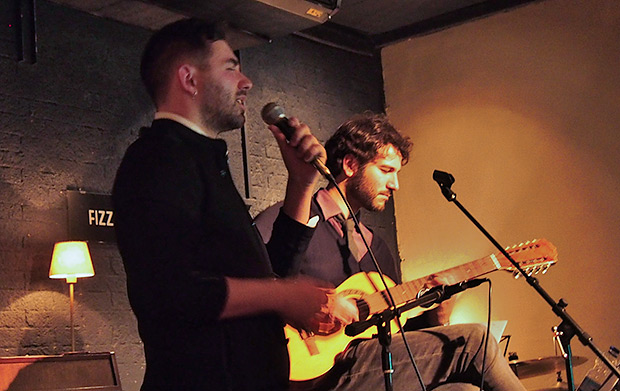 Hugo Arán invitó a cantar a su amigo Alessio Arena. © Carles Gràcia Escarp