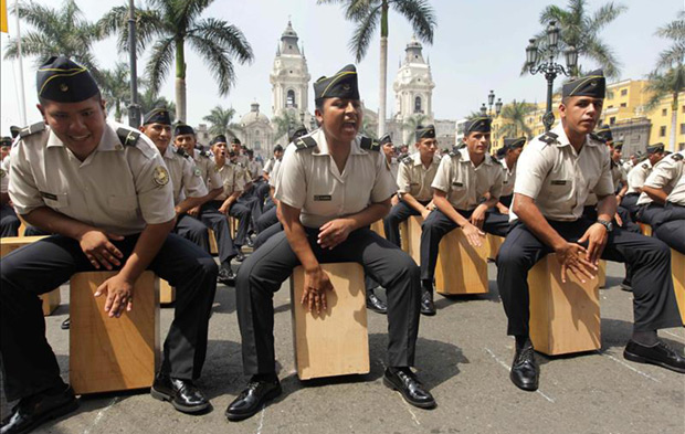 Alumnos de la escuela de policía participan en la octava edición del Festival Internacional del Cajón Peruano que arrancó este sábado 25 de abril de 2015, con una multitudinaria «cajoneada» en la Plaza de Armas de Lima para homenajear al fallecido músico Rafael Santa Cruz. © EFE