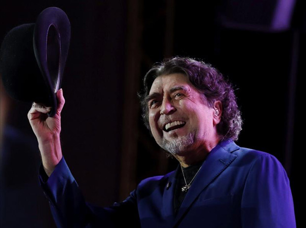 Joaquín Sabina durante su concierto hoy en el Barclaycard Center de Madrid, donde finaliza su gira «500 noches para una crisis». © EFE