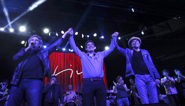 Miguel Ríos, Luis García Montero y Joaquín Sabina en el concierto de apoyo a Izquierda Unida (IU). © EFE