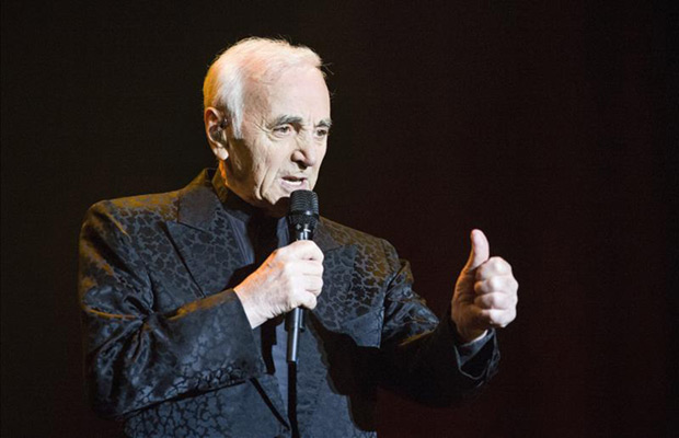 El embajador de la canción francesa, Charles Aznavour, en el concierto ofrecido esta noche en el Palacio de los Deportes de la Comunidad de Madrid. © EFE