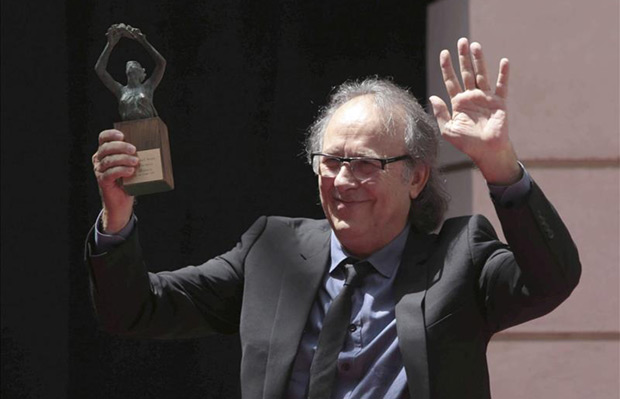 Serrat recibe el Premio Iberoamericano de la Música Cortes de Cádiz. © EFE