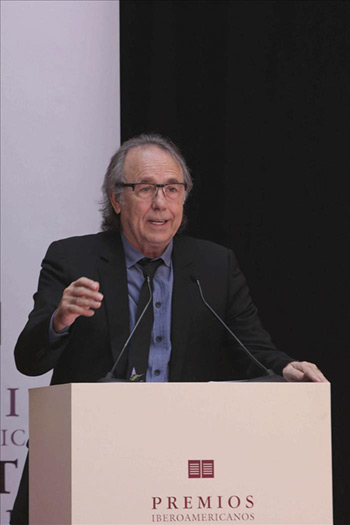 Joan Manuel Serrat agradeciendo el Premio Iberoamericano de la Música Cortes de Cádiz. © EFE