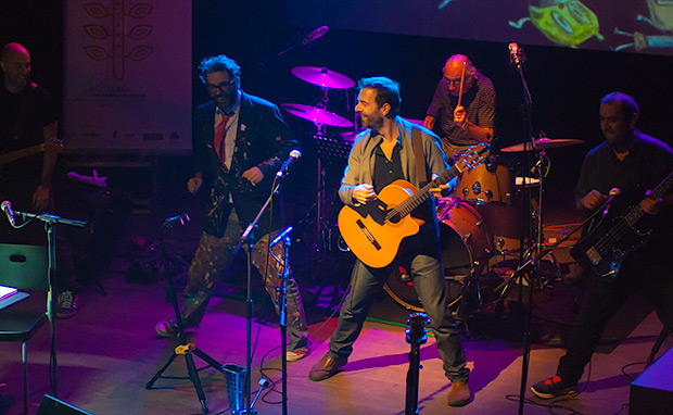 Liniers y Kevin Johansen se marcan una coreografía en el Kafe Antzokia de Bilbao. © Xavier Pintanel