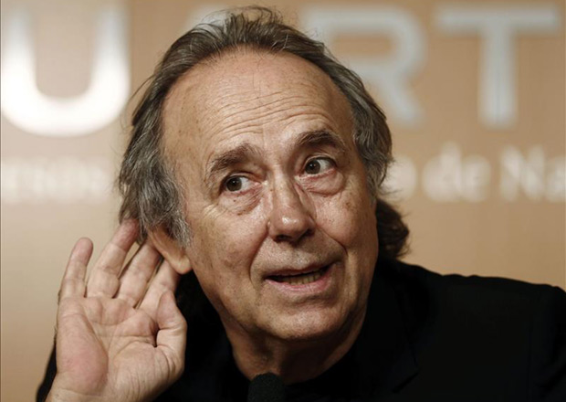 Joan Manuel Serrat en rueda de prensa previa al concierto que esta noche protagoniza en Pamplona para celebrar sus 50 años sobre los escenarios. © EFE