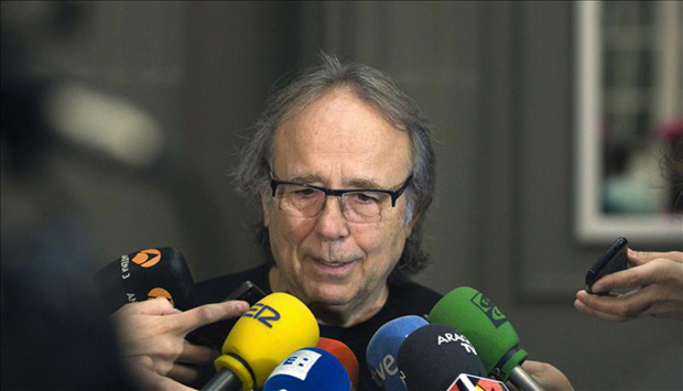 Joan Manuel Serrat, durante la rueda de prensa que ha ofrecido en Zaragoza para explicar que una afonía le ha obligado a cancelar los conciertos que tenía previsto ofrecer hoy en el Pabellón Príncipe de Zaragoza y el domingo próximo en Girona. © EFE