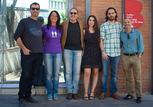 Pere Camps en la conferencia de prensa de hoy con cinco de los músicos que participarán en el concierto. De izquierda a derecha: Cris Juanico, Montse Castellà, Pere Camps, Gemma Humet, Alfons Olmo (VerdCel) y Adolfo Osta. © Xavier Pintanel