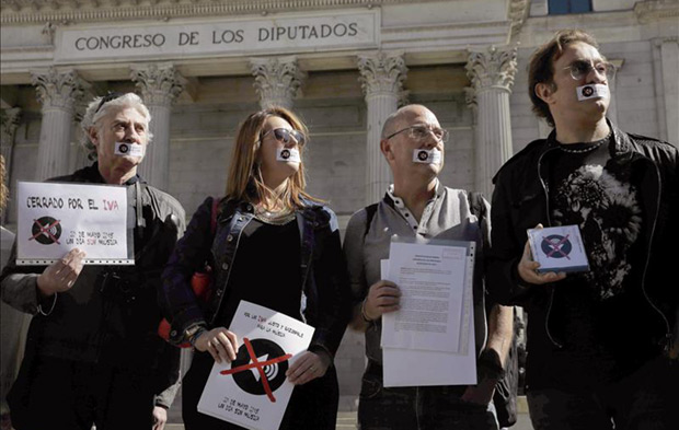 Neo Sala, vicepresidente de la Asociación de Promotores Musicales (APM); Chema Arnedo, creador de la petición en la plataforma Change.org; Soco Collado, gerente de ARTE y el coordinador de ACCES Armando Ruah; ante el Congreso de los Diputados, con motivo del Día sin Música, que se celebra hoy en España. © EFE