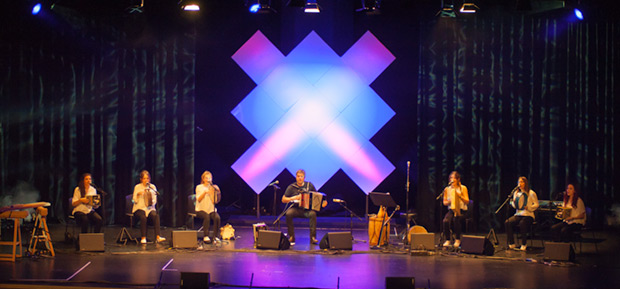 Kepa Junkera y Sorginak en el concierto inaugural de la segunda edición del EXIB Música en el Auditorio de AlhóndigaBilbao. La Cruz del Sur, al fondo, símbolo del festival, preside el acto. © Xavier Pintanel