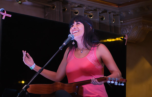 La peruana Miriam Quiñones ofreció un encuentro musical en el Café La Granja. © Xavier Pintanel