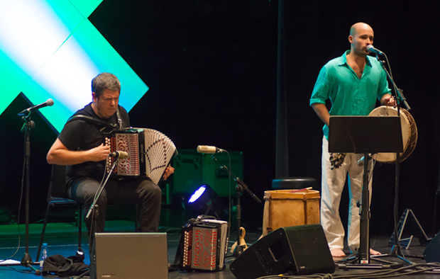 Kepa Junkera acompañó a Juan Iñaki en una brillante interpretación de «Vidala del nombrador». © Xavier Pintanel