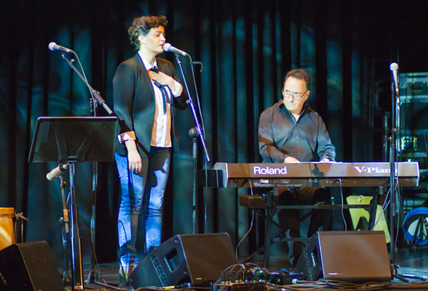 El pianista y compositor Iñaki Salvador acompañó a la cantante Ainara Ortega que interpretó piezas del cancionero argentino y una brillante versión de «Txoria txori» de Mikel Laboa. © Xavier Pintanel