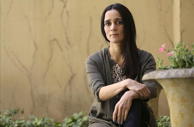 La artista mexicana Julieta Venegas, durante una entrevista con Efe con motivo del lanzamiento en agosto de su nuevo álbum, «Algo sucede». © EFE