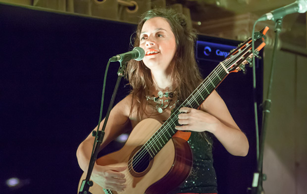 La argentina Cecilia Zabala lució una potente y afinada voz y, sobretodo, una excelente técnica guitarrística con su guitarra de siete cuerdas. © Xavier Pintanel