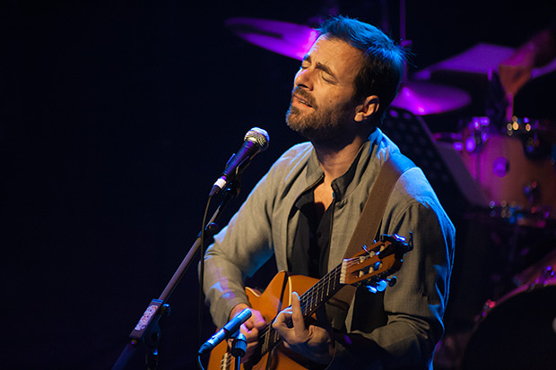 Kevin Johansen en el último acto de la segunda edición del EXIB Música de Bilbao. © Xavier Pintanel