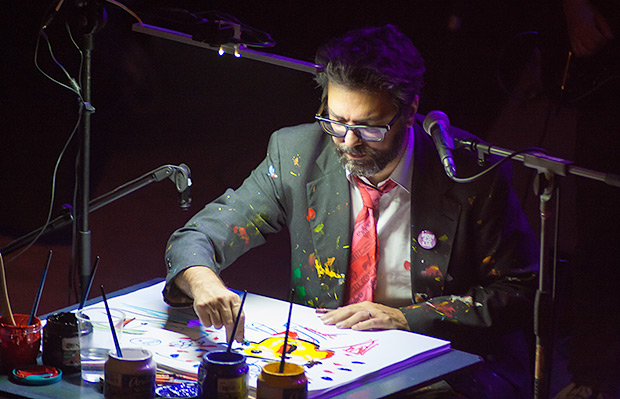 En el fondo del escenario una gran pantalla proyecta lo que el dibujante Ricardo Siri «Liniers» pinta sobre la marcha, ilustrando las canciones de Kevin Johansen. © Xavier Pintanel