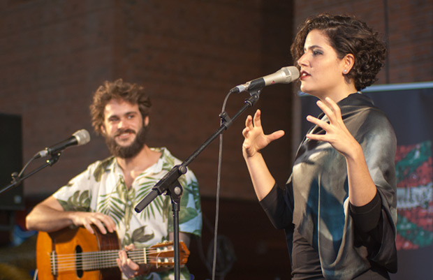 Laura Lopes, una propuesta original y distinta en la música popular brasileña. © Xavier Pintanel