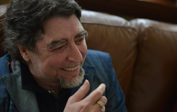 El cantautor y poeta español Joaquín Sabina habla durante una entrevista con Efe en Panamá. © EFE