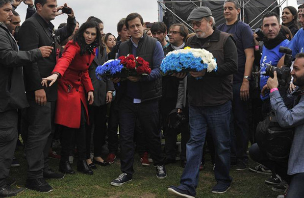 El candidato a jefe de Gobierno porteño por el FPV, Mariano Recalde, participó junto al cantautor cubano Silvio Rodríguez de una breve ceremonia de homenaje a la memoria del político y poeta José Martí. © Télam