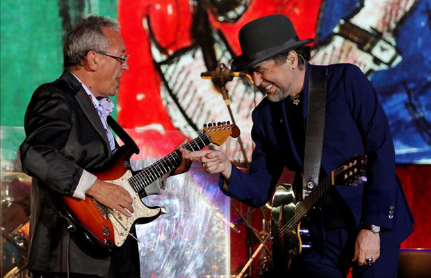 Joaquín Sabina (d) con Antonio García de Diego (i) durante el concierto de su gira latinoamericana «500 noches para una crisis» en Bogotá (Colombia). © EFE