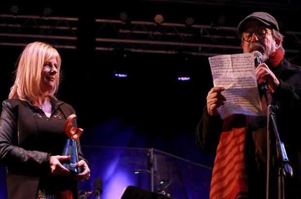 Silvio Rodríguez lee su discurso de aceptación del Premio Rodolfo Walsh ante la decana la Facultad de Periodismo y Comunicación Social de la UNLP, Florencia Saintout. © Facultad de Periodismo y Comunicación Social de la UNLP