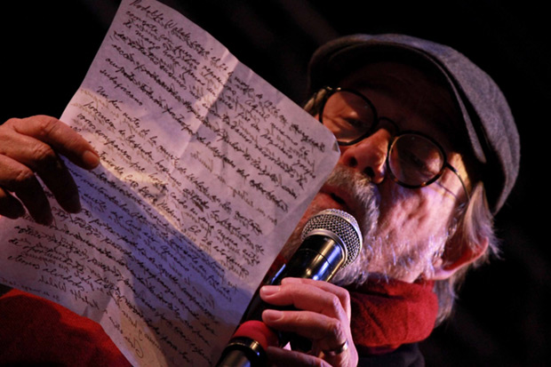 Silvio Rodríguez lee su discurso de aceptación del Premio Rodolfo Walsh. © Facultad de Periodismo y Comunicación Social de la UNLP