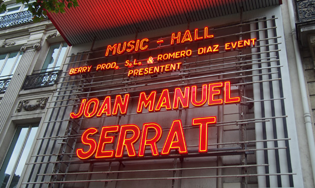 Portal del mítico Olympia de París en el Boulevard des Capucines. Todo preparado para el concierto de Joan Manuel Serrat. © Carles Gràcia Escarp