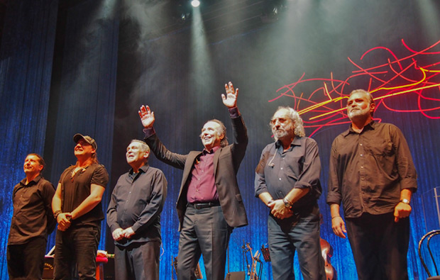 De izquierda a derecha: Ray Ferrer, David Palau, Ricard Miralles, Joan Manuel Serrat, Josep Mas «Kitflus» y Vicente Climent. © Carles Gràcia Escarp