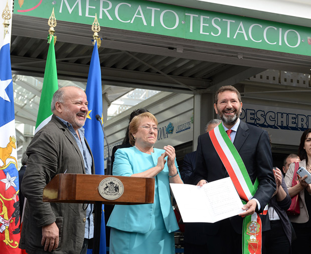 De izquierda a derecha: Horacio Salinas, director del Inti-Illimani Histórico; Michelle Bachelet, presidenta de la República de Chile; e Ignazio Marino, alcalde de Roma; en el Mercado Testaccio. © Alex Ibáñez/Gobierno de Chile