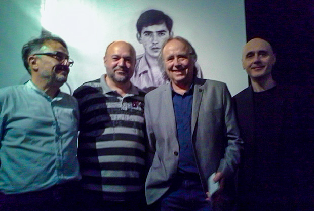 Joan Manuel Serrat con los comisarios de la exposición. De izquierda a derecha: Miquel Jurado, Fermí Puig, Joan Manuel Serrat y Lluís Marrasé. © Xavier Pintanel