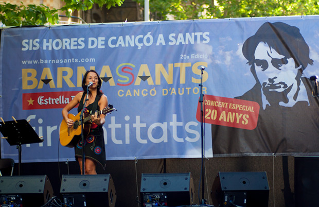 Las «Sis hores de Cançó» reunieron a quince voces emergentes del ámbito de los Países Catalanes durante seis horas en plena calle de Sants de Barcelona. En la imagen la tortosina Montse Castellà. © Xavier Pintanel