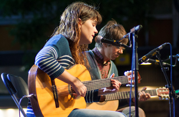 La valenciana Clara Andrés presentó temas de su CD «Entrelínies» y un tema poco conocido del repertorio de Ovidi, «Cançó de suburbi», un poema de Josep Maria de Sagarra musicado por Toti Soler. © Xavier Pintanel