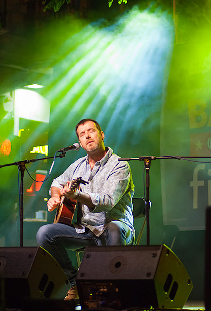 El menorquín Cris Juanico —único representante de las Islas Baleares en el concierto y miembro menos joven del mismo— cantó temas de su nuevo disco «F(a)usta», entre ellos una extraordinaria versión de «Tot esperant Ulisses» de Ovidi. © Xavier Pintanel