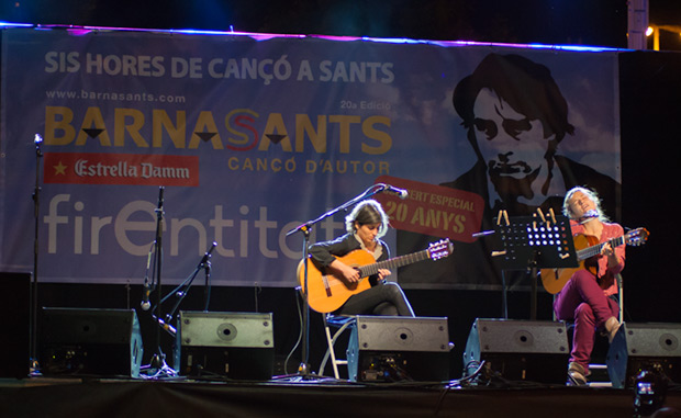 La guitarrista sarda Caterinangela Fadda, parte importante en la creación del disco «Fil de coure», acompañó a de Rusó Sala en el concierto. © Xavier Pintanel