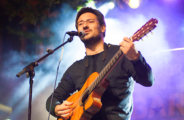 Hugo Mas, nacido en Alcoi como Ovidi, presentó canciones de su disco «Pentápolis»; un tema del film «Héctor», que fue protagonizada por Ovidi Montllor; y «El meu poble Alcoi». © Xavier Pintanel