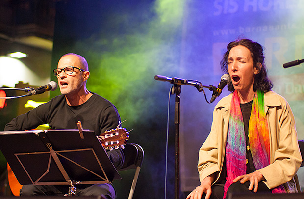 Ester Formosa y Adolfo Osta llevan 20 años colaborando juntos de forma esporádica y han grabado dos trabajos conjuntos. Entre versiones como «Tonada de Luna Llena» de Simón Díaz o «Lo feo» de Teresita Fernández; ambos incluidos en el disco «La vida, anar tirant…», interpretaron «M