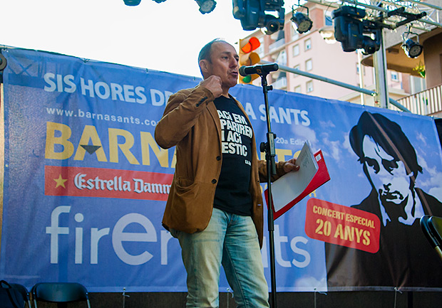 Pere Camps, fundador y director del festival BarnaSants, obró como «maestro de ceremonias» recitando antes de cada intervención una fragmento de una canción de Ovidi Montllor. © Xavier Pintanel