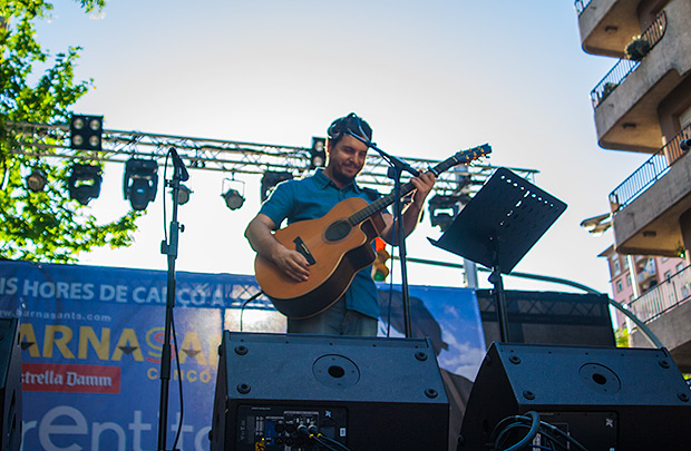 El valenciano Pau Alabajos abrió el concierto ofreciendo algunos de sus temas de su último CD «#Paualpalau» y una versión del «M