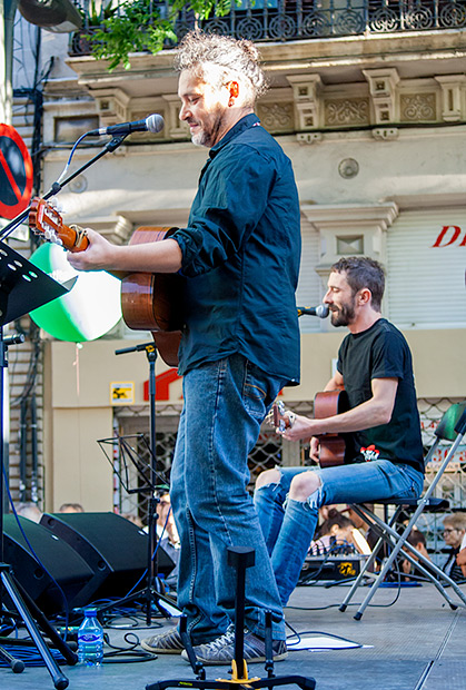 Tomàs de los Santos y Borja Penalba ofrecieron algunos temas de su CD «Dones i dons» —uno de los 15 recomendados del 2015 de CANCIONEROS.COM— y una versión de «L