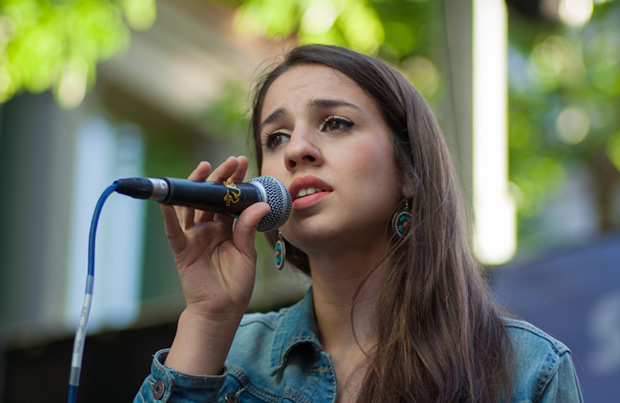 Gemma Humet, que inauguró la pasada edición del Festival BarnaSants junto a Toti Soler, presentó algunas de las canciones de su reciente CD «Si canto enrere», junto con «La fera ferotge» y «Homenatge a Teresa» de Ovidi; además de «Em dius que el nostre amor», un poema de Joan Vergés musicado por Toti Soler que interpretó a modo de homenaje de quien fue compañero de viajes del trovador valenciano. © Xavier Pintanel