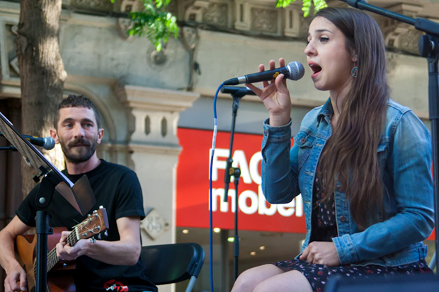 Borja Penalba hizo doblete al acompañar a la guitarra a Gemma Humet. © Xavier Pintanel