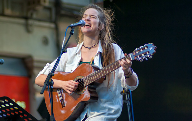 Alidé Sans, desde la Val d'Aran —comarca situada en los Pirineos con frontera con Francia— presentó íntegramente en occitano —lengua cooficial en Cataluña junto con el catalán y el español— su nuevo CD «Eth Paradís ei en tu» junto con una curiosa versión —lógicamente en occitano— de la «Cançó de les balances» del repertorio de Ovidi. © Xavier Pintanel