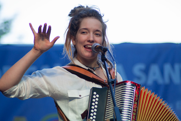 Alidé Sans fue la participante más joven del concierto «Sis hores de Cançó». Ella y Enric Hernàez abrieron la décimo octava edición del Festival BarnaSants en enero de 2013 y desde entonces sigue creciendo como artista. © Xavier Pintanel