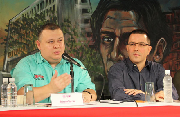 El vicepresidente ejecutivo de la República Bolivariana de Venezuela, Jorge Arreaza (derecha); con el ministro de Cultura Reinaldo Iturriza (izquierda). © Ministerio del Poder Popular para la Cultura