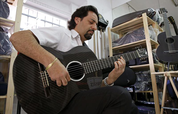 Enrique Bermúdez, guitarrista del Ballet Nacional de España, auténtico defensor de las guitarras de fibra de carbono, prueba uno de los instrumentos fabricados en este material por Jerzy Dlutowski, en el pequeño taller de este segundo situado en un barrio madrileño. © EFE