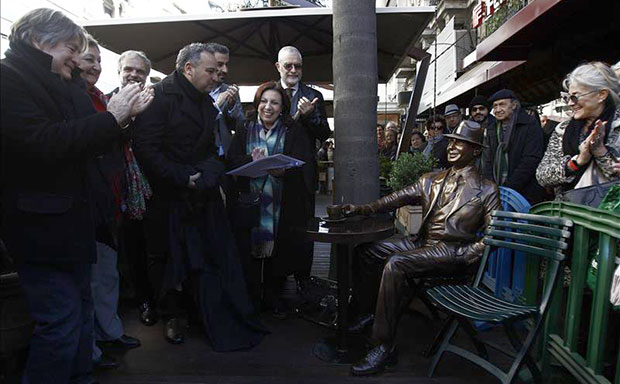 El artista plástico uruguayo Alberto Morales Saravia (4-i); la ministra de Turismo, Liliam Kechichián (2-i); subsecretario de Relaciones Exteriores, José Luis Cancela (3-i); la intendenta de Montevideo, Ana Olivera (6-i), y el subsecretario de Turismo, Benjamín Liberoff (7-i), develan el monumento a Carlos Gardel inaugurado en las céntricas calles 18 de Julio y Yi, en Montevideo (Uruguay). © EFE