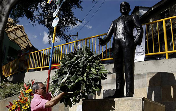 Un hombre deja una corona de laurel durante un homenaje por el 80 aniversario de la muerte de Carlos Gardel este miércoles 24 de junio de 2015, en Medellín (Colombia). © EFE