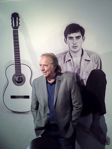 Joan Manuel Serrat visitando la muestra «Serrat, 50 años de canciones». © Xavier Pintanel