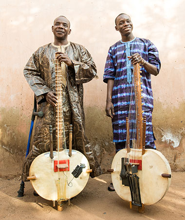 Toumani Diabaté y su hijo Sidiki.