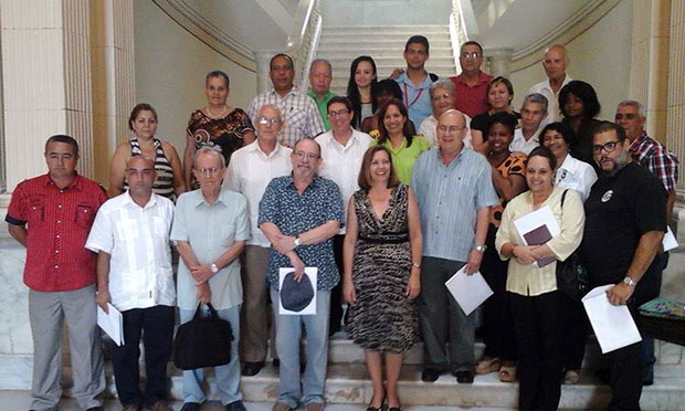 Silvio Rodríguez entre los miembros de la delegación cubana que ha asistido a la apertura de la embajada en Washington.